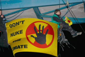Abseilaktion gegen uranzug in Buchholz, April 2016