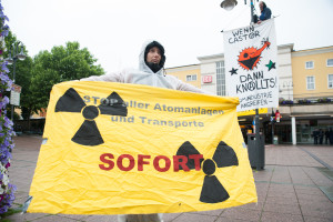 Atomkraftgegner_innern klettern vor dem Hauptbahnhof auf Laternenmasten und spannen Transparente gegen Atomkraft